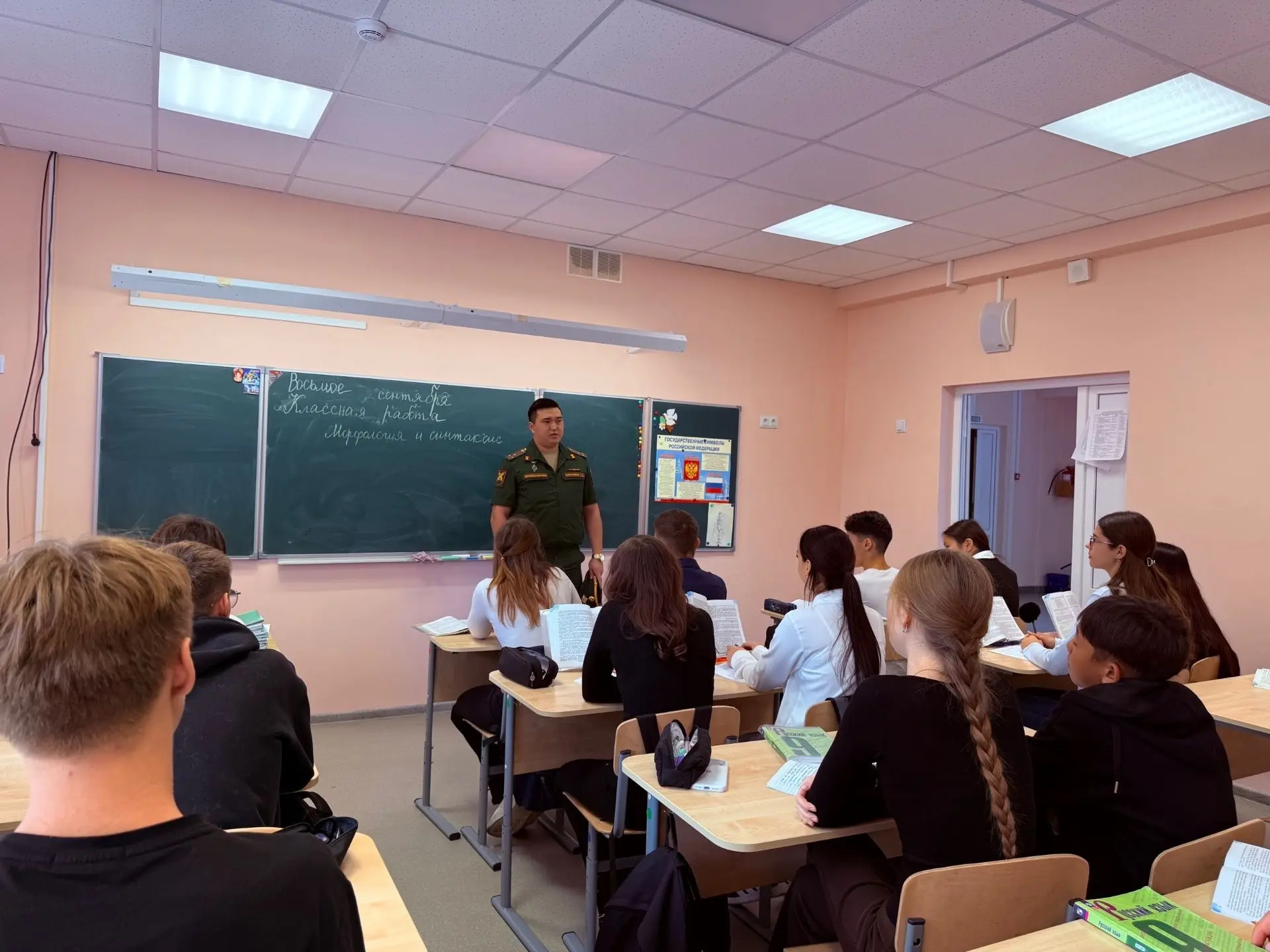 Встреча с выпускником: путь от Павловской школы до военной службы! 🎉