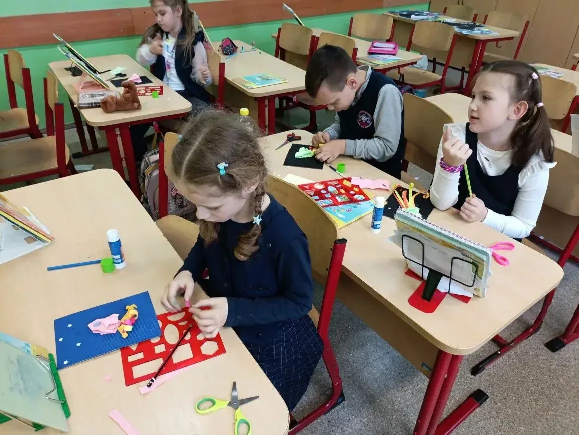🚀 Вспоминая День космонавтики  🪐 На кружке "Умелые ручки" первоклассники выполнили аппликацию в техн