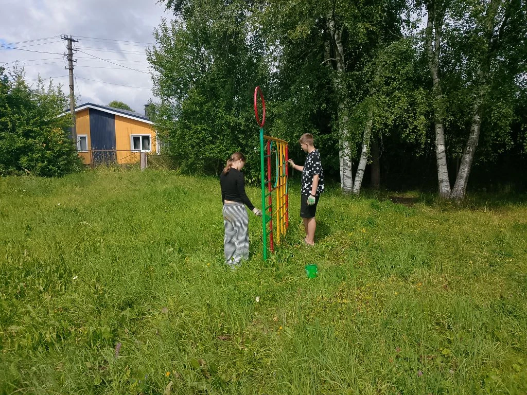 Трудяжки-2 на сегодня закончили покраску уличных объектов на территории детского сада д. Харитоново.