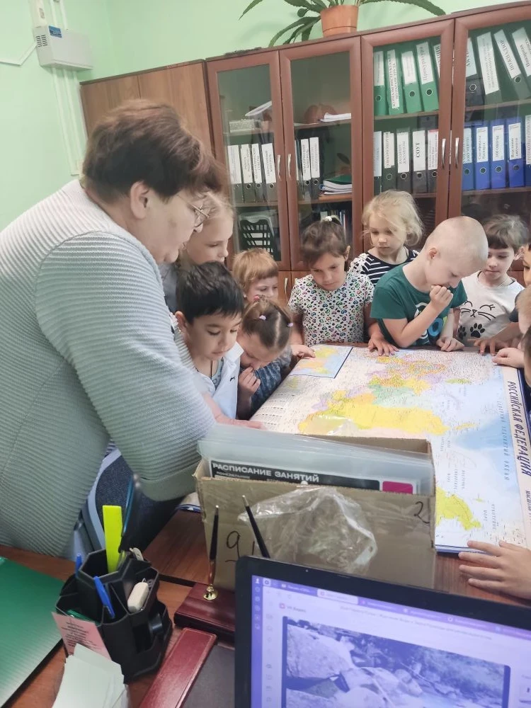 Музыкальное воспитание - это "черный ход" в сознании ребенка. Там, где скучно слушать лекцию о дружб