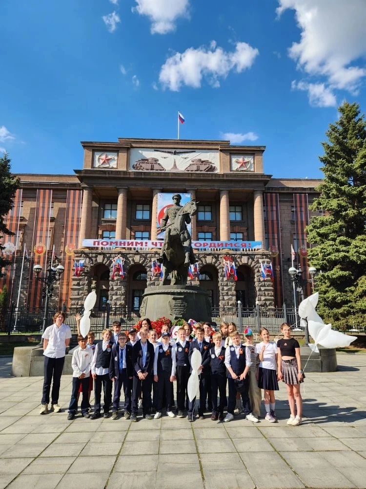 Патриотическая экскурсия 🇷🇺   6 МАЯ в преддверии праздника великой ПОБЕДЫ обучающиеся МАОУ лицея 180