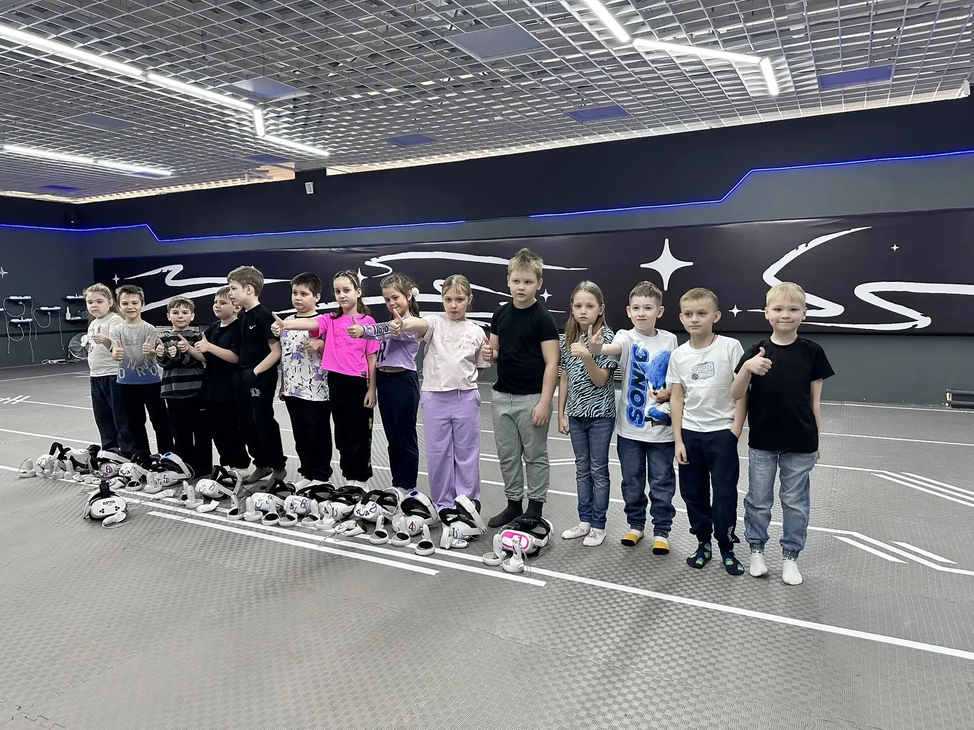 🎉 **Ученики 1А класса посетили Астрапарк и попробовали очки виртуальной реальности!**  Ребята из 1А 