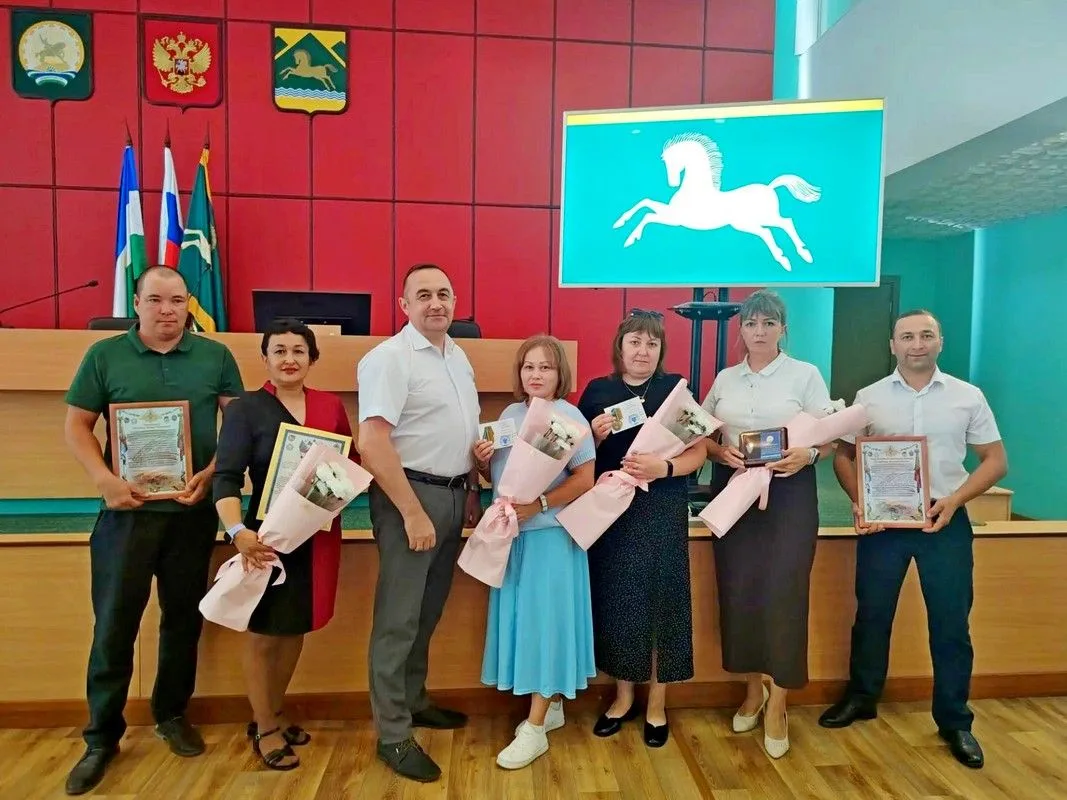 В ходе большого оперативного совещания волонтерам Учалинского района вручили заслуженны...