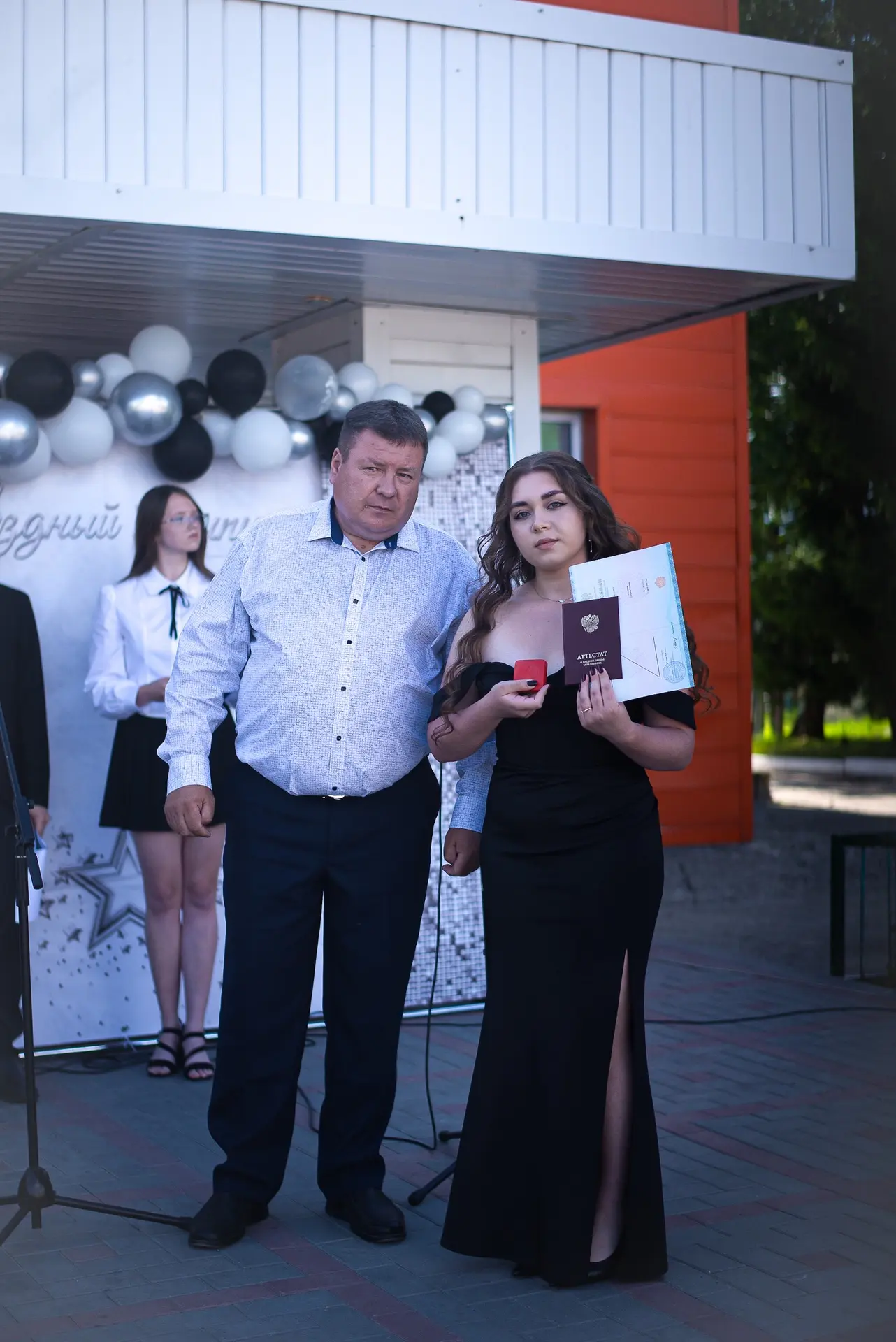 ✨Школьный вальс отзвучал, ленты сняты, а аттестаты с отличием заняли почетное место на полках. Но на