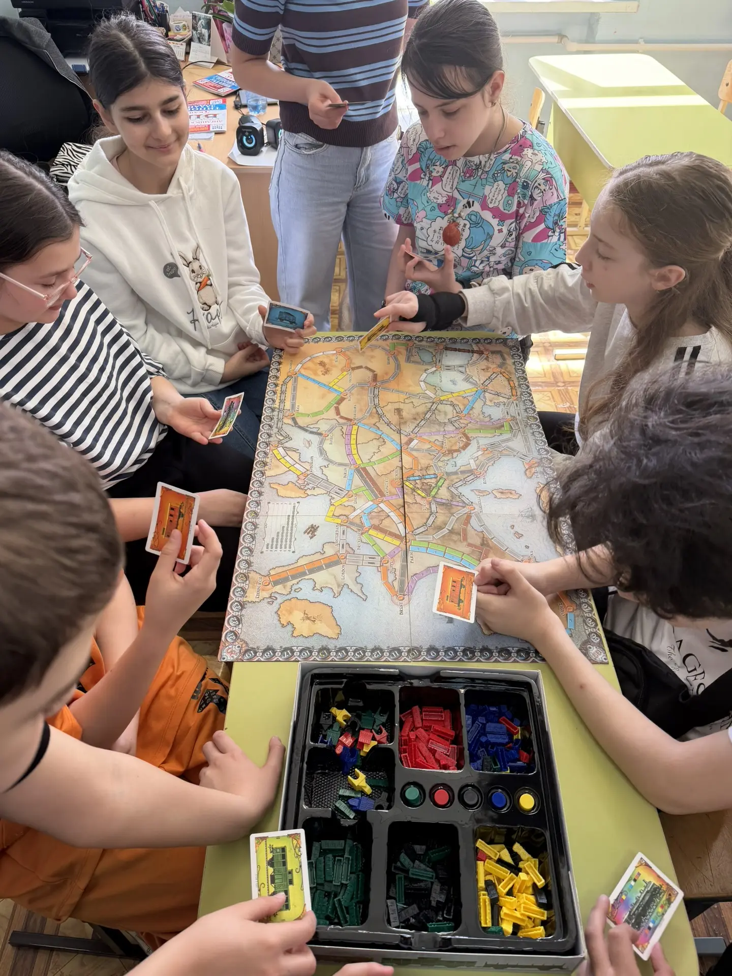 Каникулы с пользой: настольные игры объединяют и развивают! 🌍  Ребята провели время за увлекательной