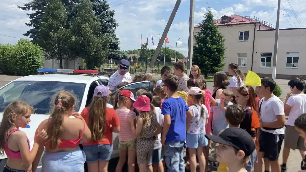 🚔 Сегодня в лагере — день безопасности на дорогах!

К нам в гости приехали сотрудники ГИБДД и прове