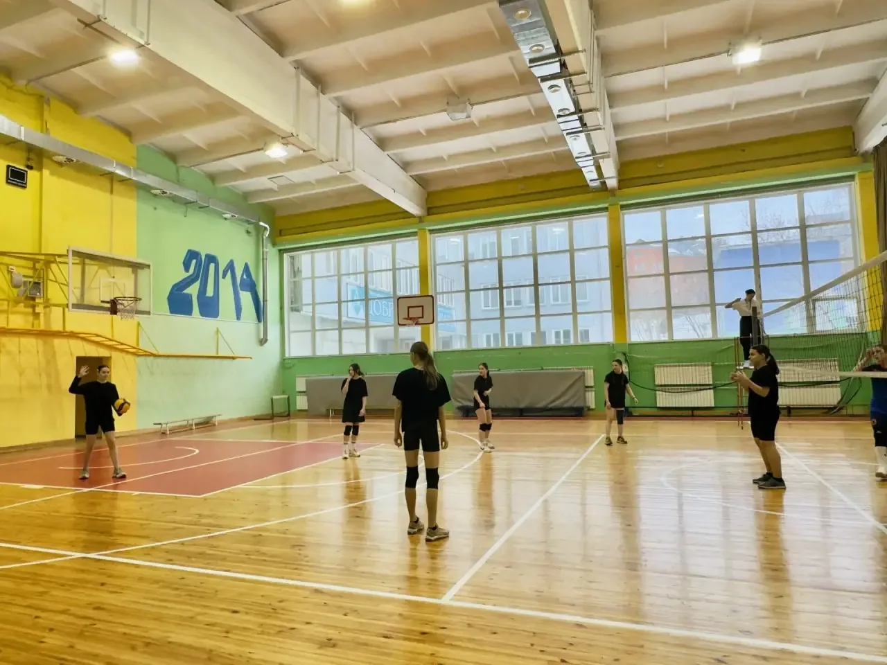 Соревнования «Серебряный мяч» продолжаются: наши девушки в борьбе! 🏐  17 февраля на базе МАОУ Гимназ