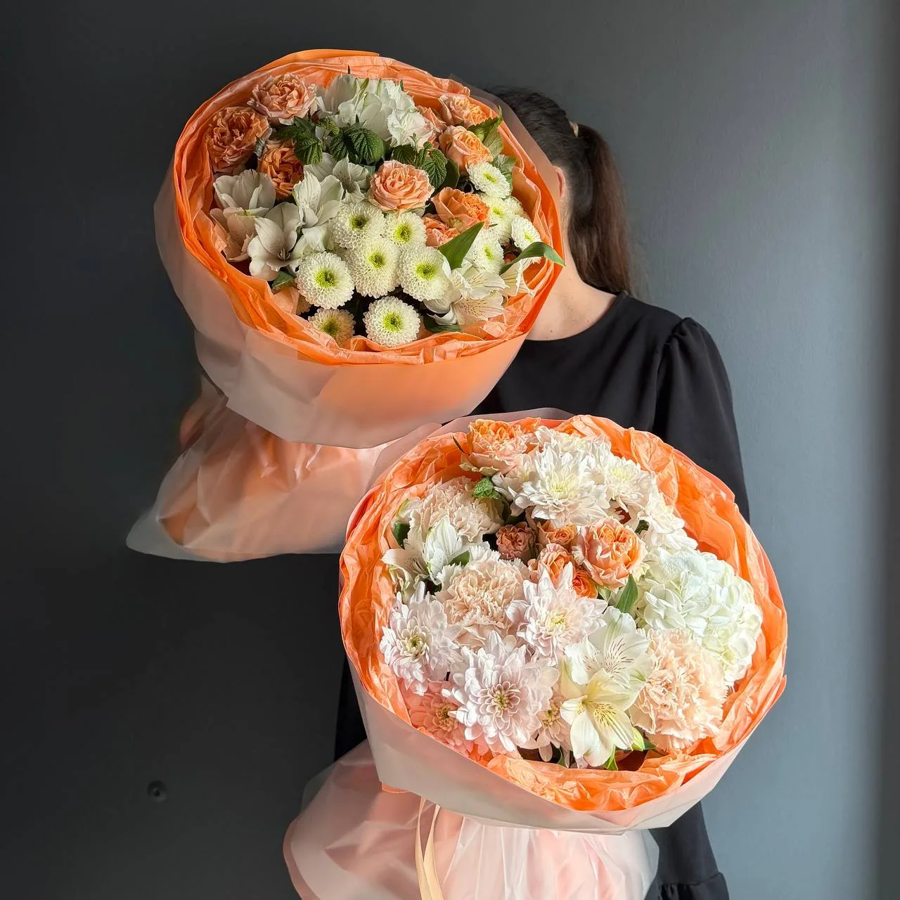 Воздушные букеты из кустовых роз, хризантем и альстромерий 🧡