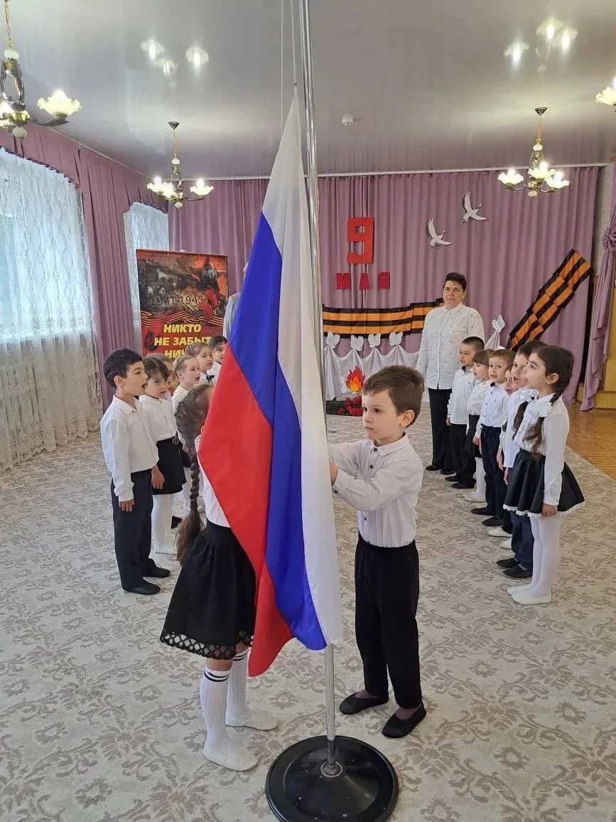 Каждая новая неделя в детском саду начинается с исполнения гимна Российской Федерации, ...