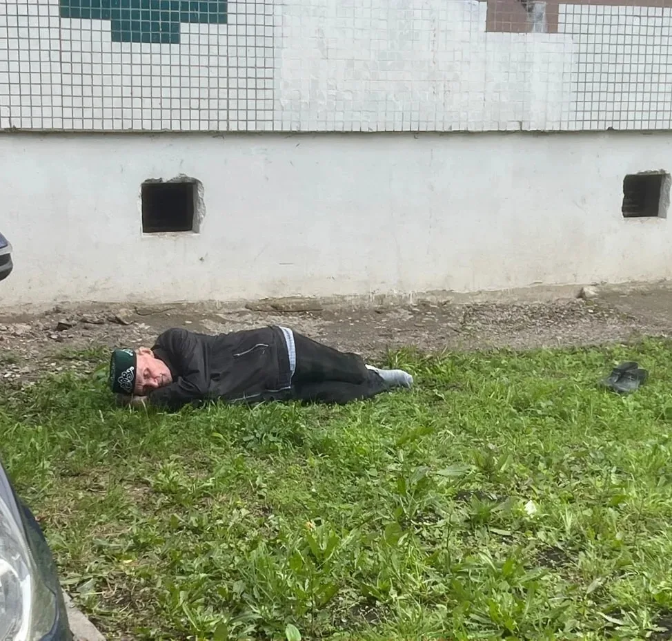 Около дома 31/08 лежит дедушка, находиться в сознании, говорит что живет в этом доме (3...