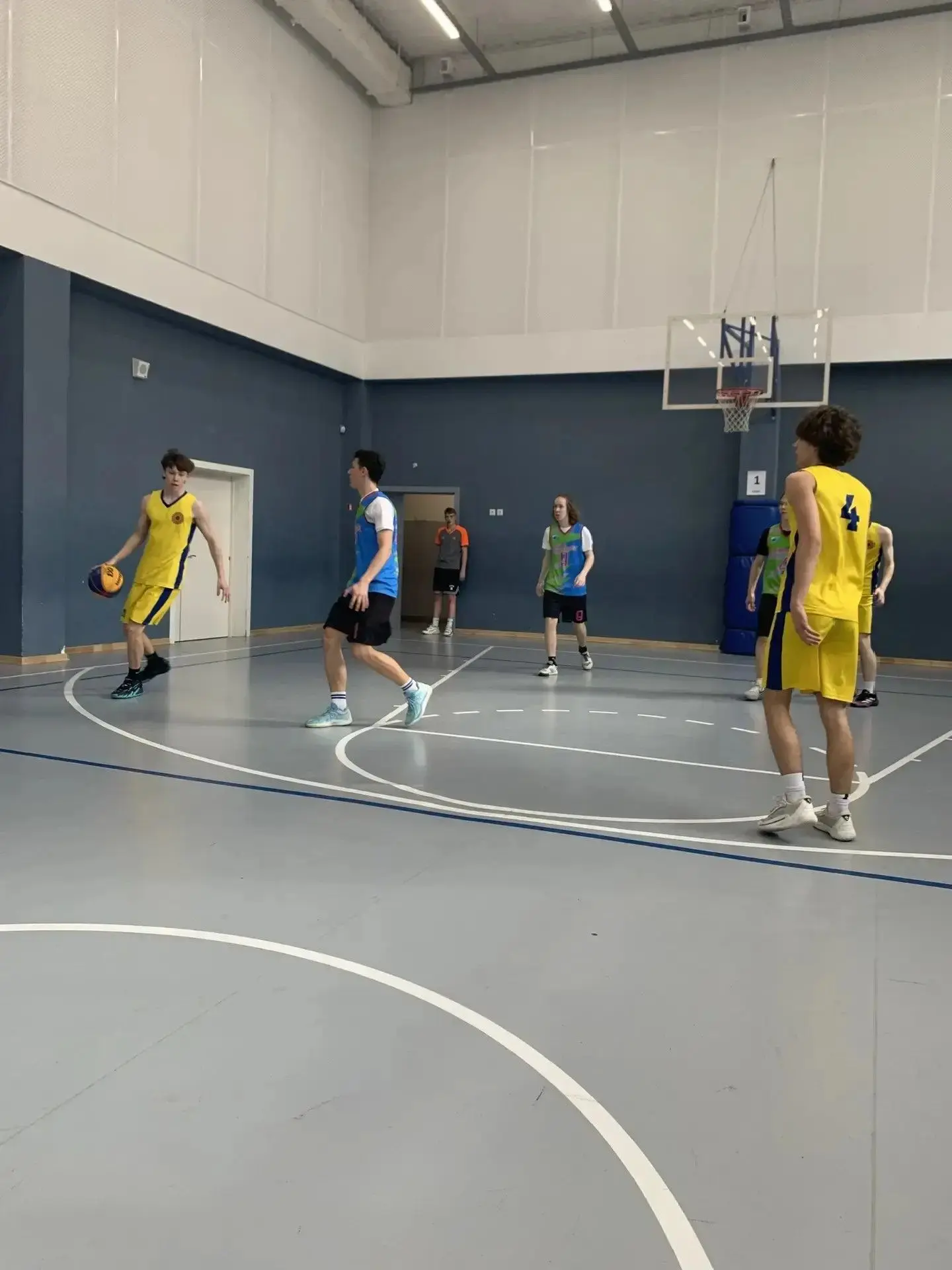 🏀4 апреля в МАОУ СОШ № 215 прошёл захватывающий Районный этап «Школьной лиги по баскетболу 3×3 им. К