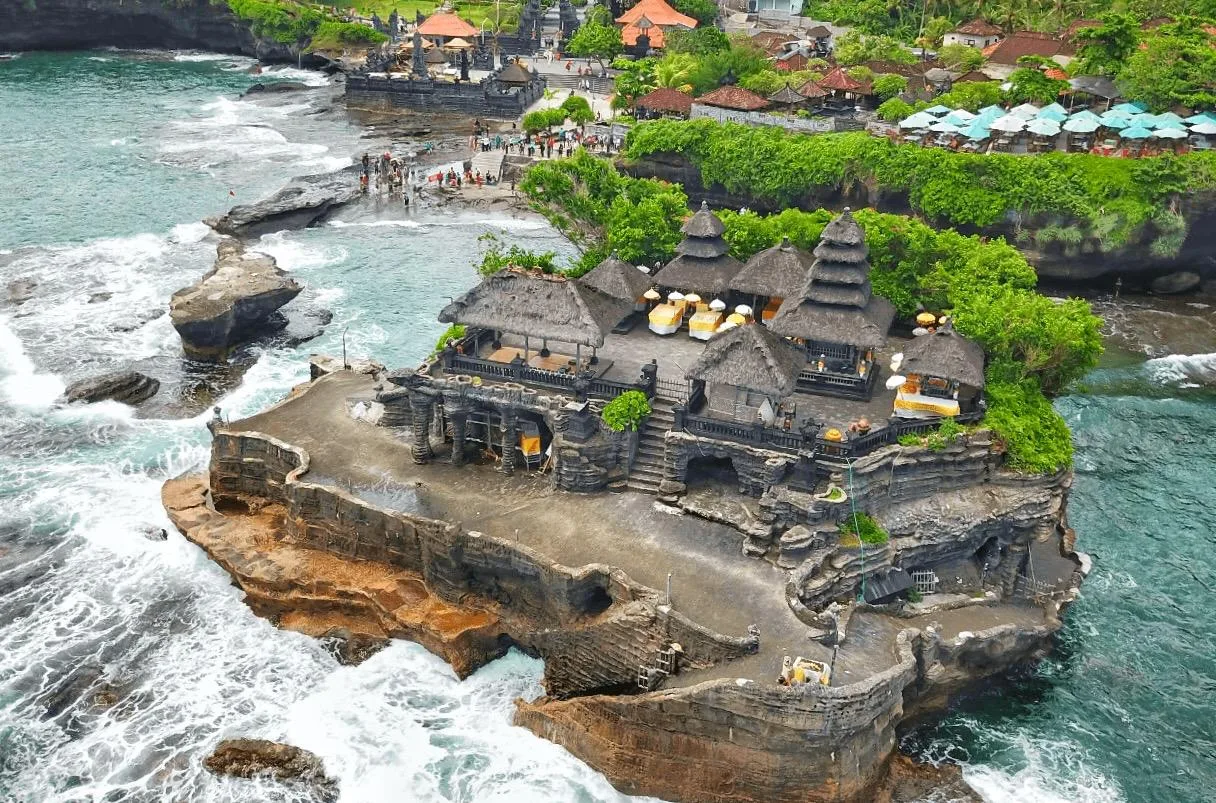 Храм Танах Лот на острове Бали, Индонезия 🇮🇩  🔹 Танах Лот - индуистский храм, являющийся одним из гл