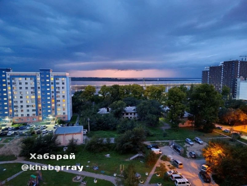 И вечерняя красота. Хабаровск перед сегодняшней грозой. За фото спасибо нашему подписчику.