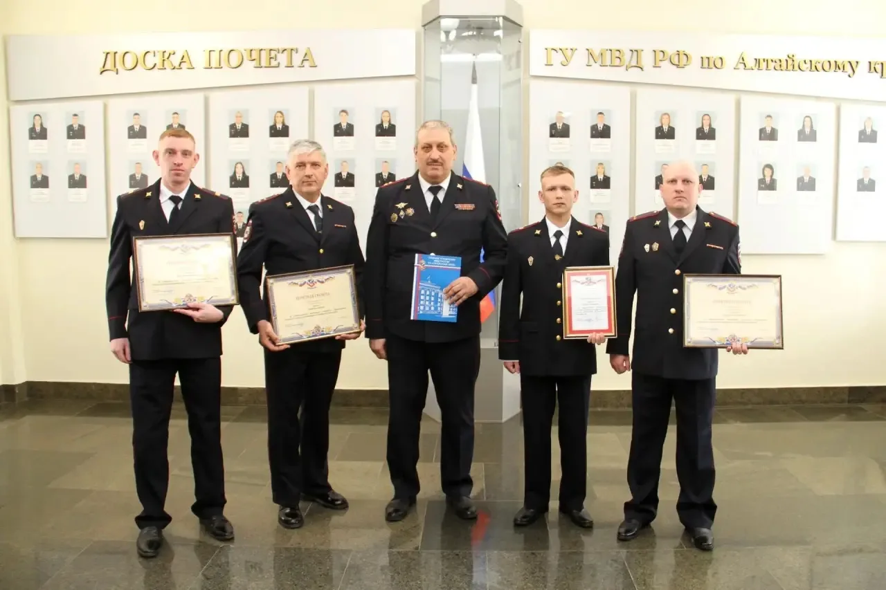 Начальник ГУ МВД России по Алтайскому краю генерал-лейтенант полиции Сергей Камышев поздравил сотруд
