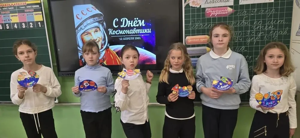 🎨✨ Творчество и музыка ко Дню космонавтики!  Ребята 3‑В класса не просто нарисовали красочные поздра