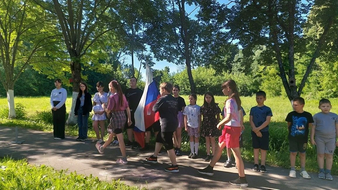 🚩 Стартовала новая неделя в нашем лагере! 🏕️Сегодняшний день начался с торжественной ...