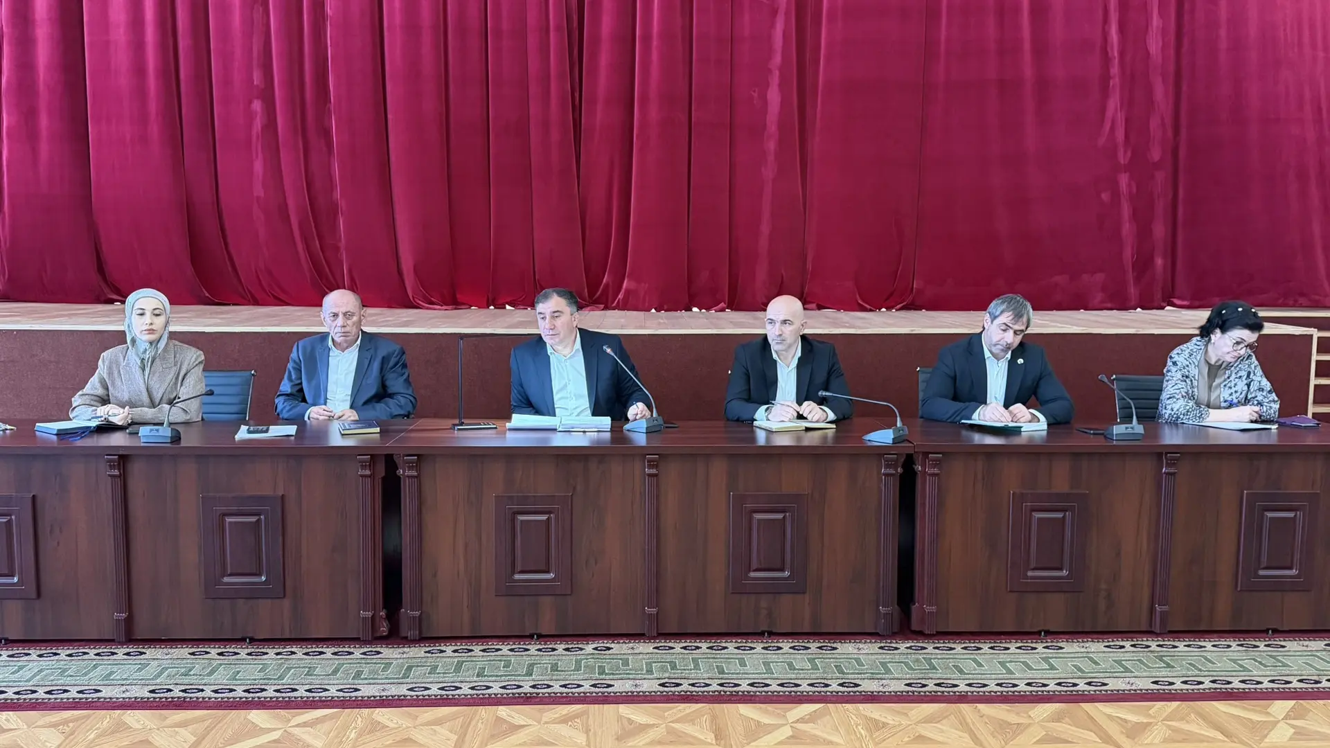 Сегодня провёл расширенное еженедельное совещание с участием руководящего состава Админ...