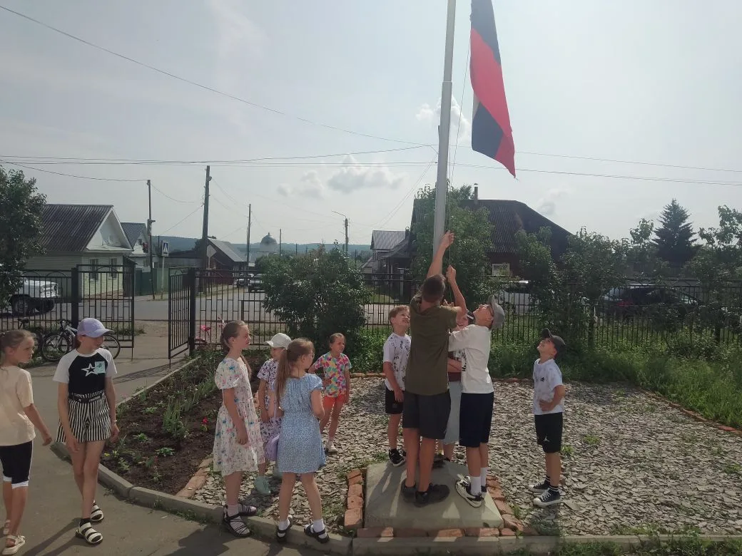 Третья неделя лагеря Дружный началась с утреннего построения и поднятия флага России ребятами эколог
