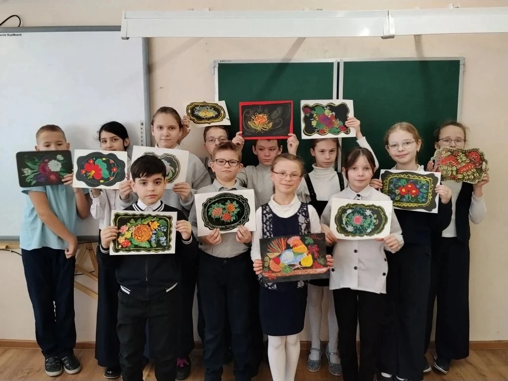 🎨  В школе прошёл мастер-класс по жостовской росписи: ребята прикоснулись к народным промыслам Подмо