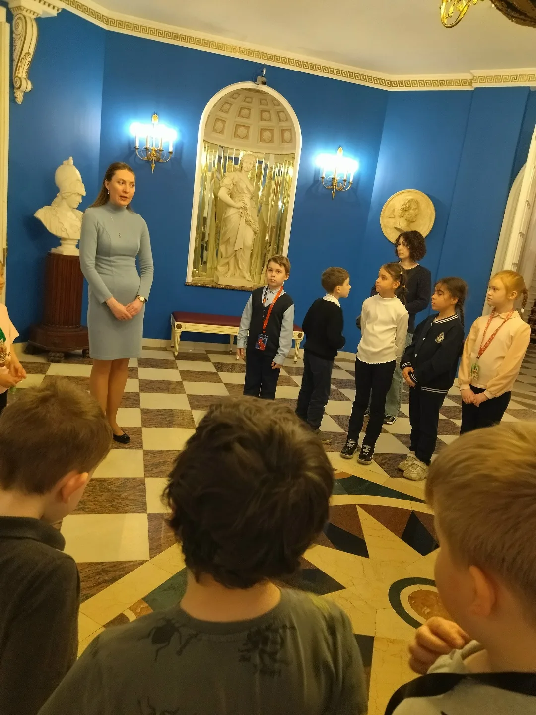 НАШИ ЭКСКУРСИИ: ГАЛЕРЕЯ И. ГЛАЗУНОВА  🎨 Ребята 1 «Б» посетили художественную галерею Ильи Глазунова.