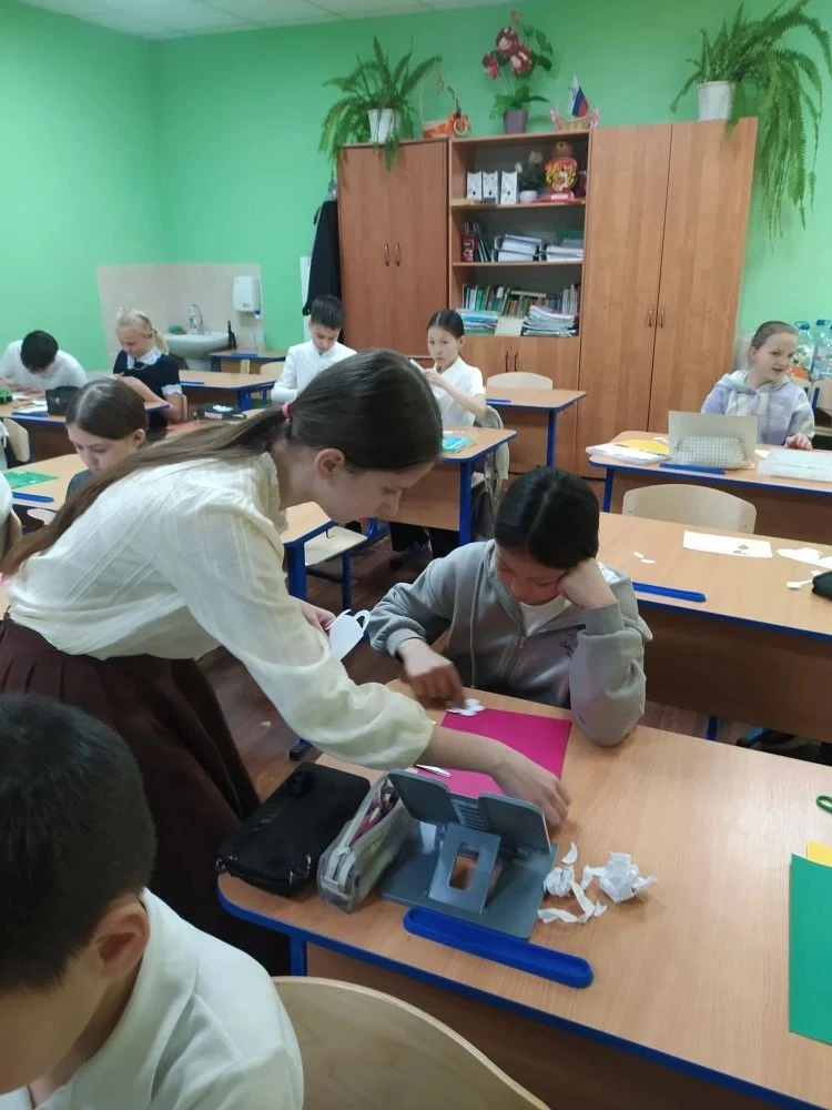 В 4 "Д" классе прошел урок труда , на котором ученики сделали поделки для своих мам на 8 Марта.А орг