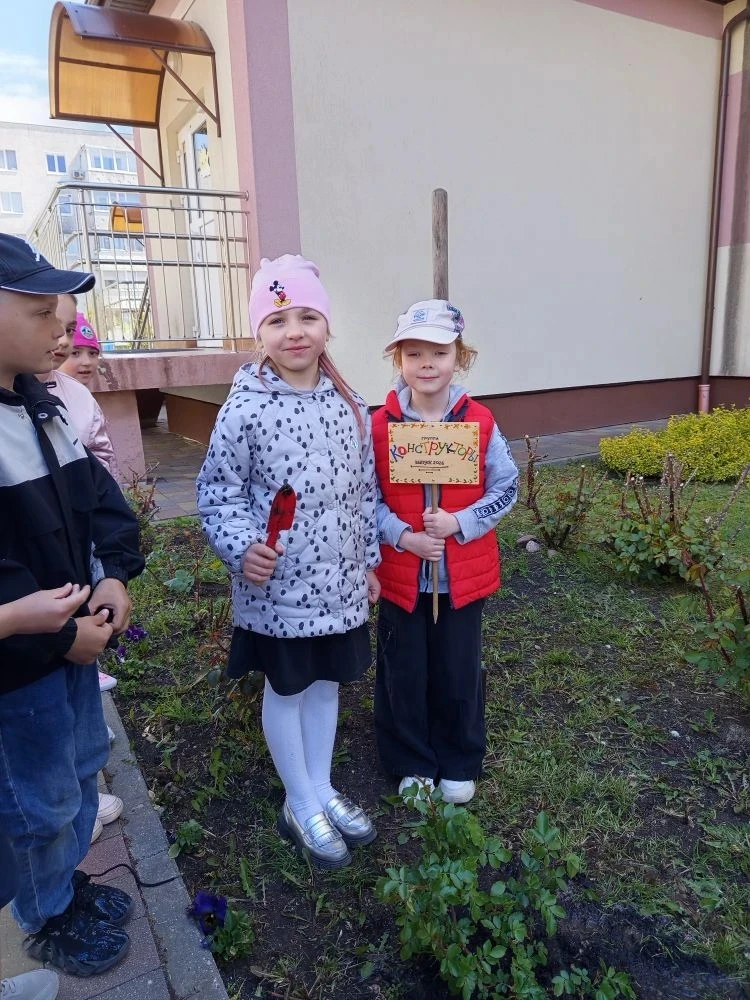 Накануне выпускного воспитанники группы «Конструкторы» пополнили розарий еще одним раст...