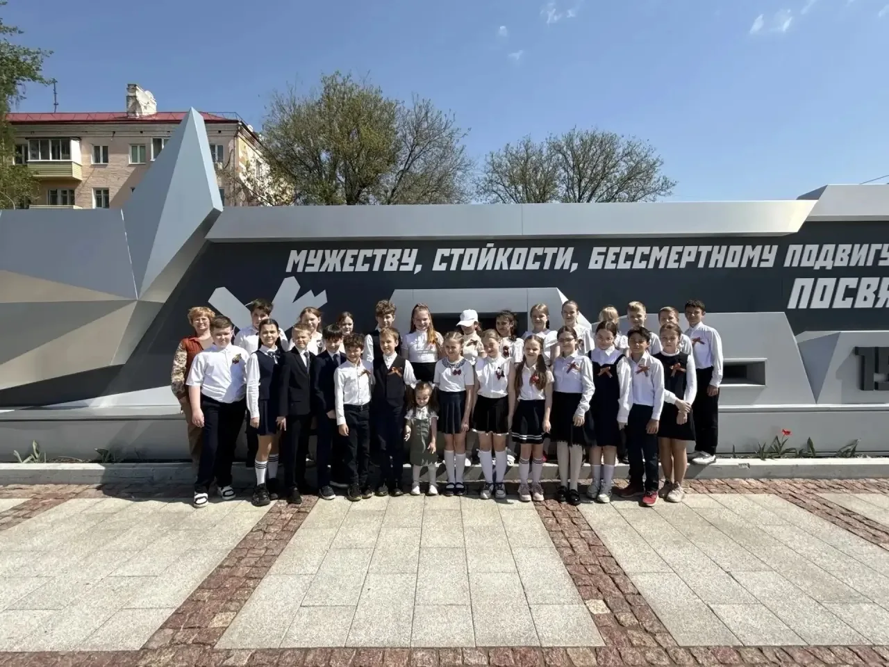Ученики начальных классов 7-8 мая возложили цветы к памятнику Подольским курсантам 💐