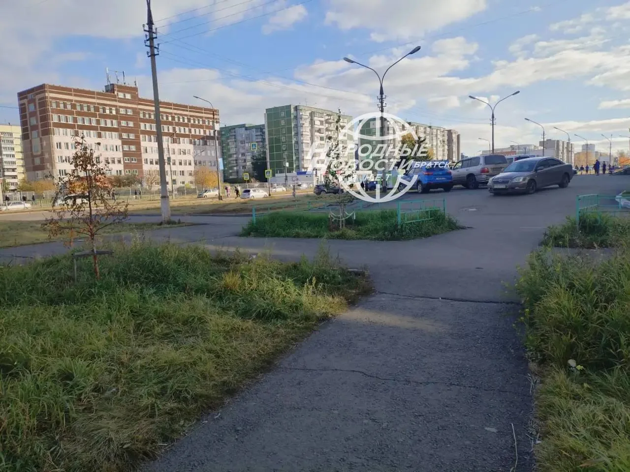 🚗 Тротуар у «Гастронома» на Рябикова заняли машины