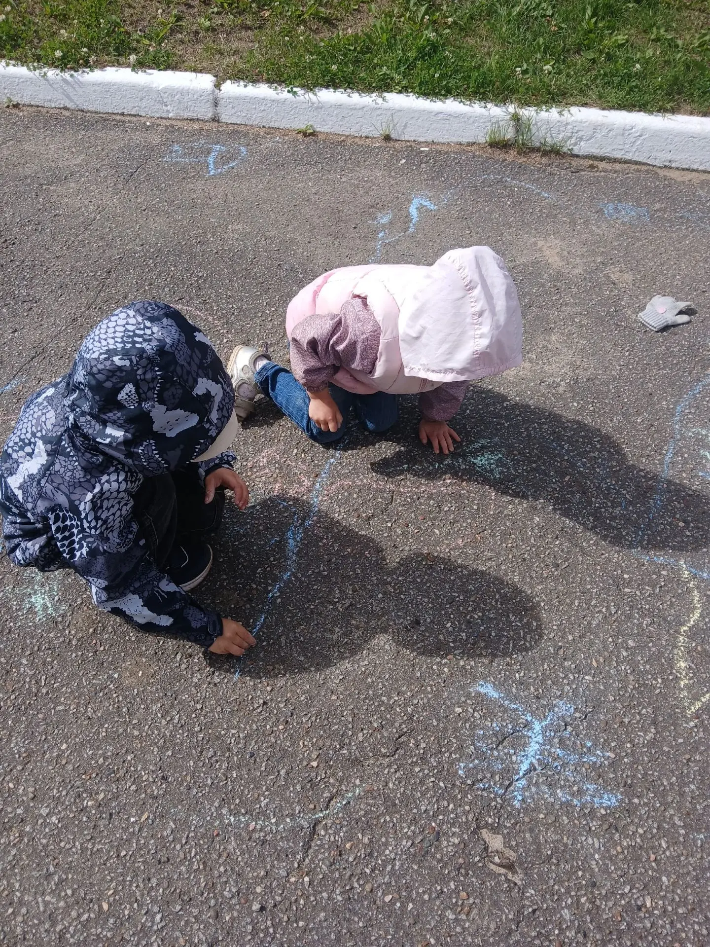 Наши «Пчелки» не знают скуки! 
⁣
Пока на улице светит теплое летнее солнышко, наши  воспитанники из 