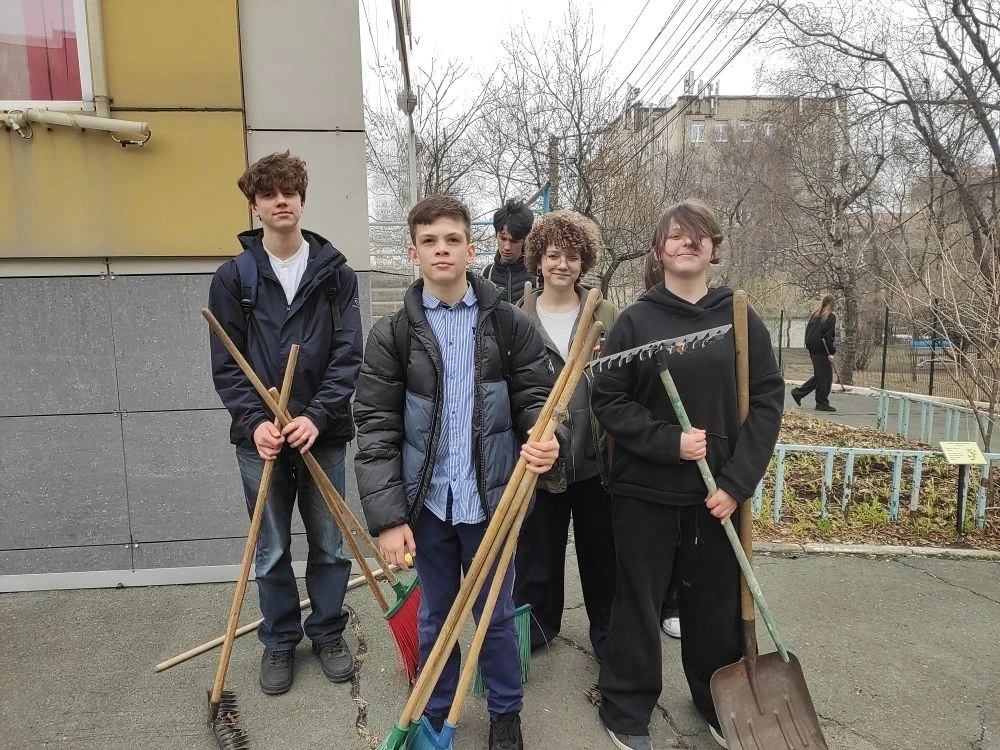 🌳 8Д класс — за чистоту и порядок!  Сегодня ученики 8Д класса дружно вышли на субботник и привели в 