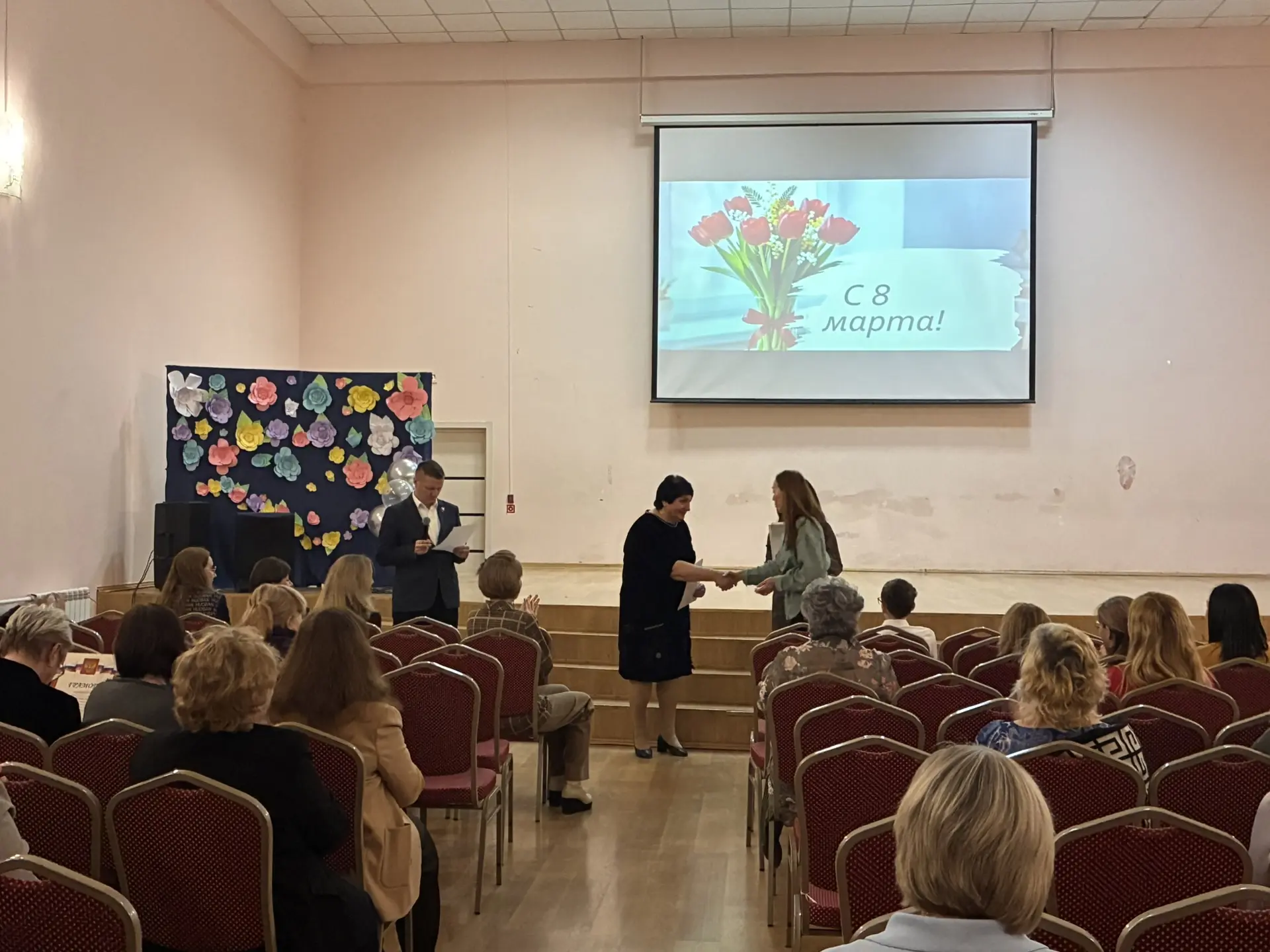 ✨В атмосфере праздничного концерта, посвященного Международному женскому дню, директор школы Булатов