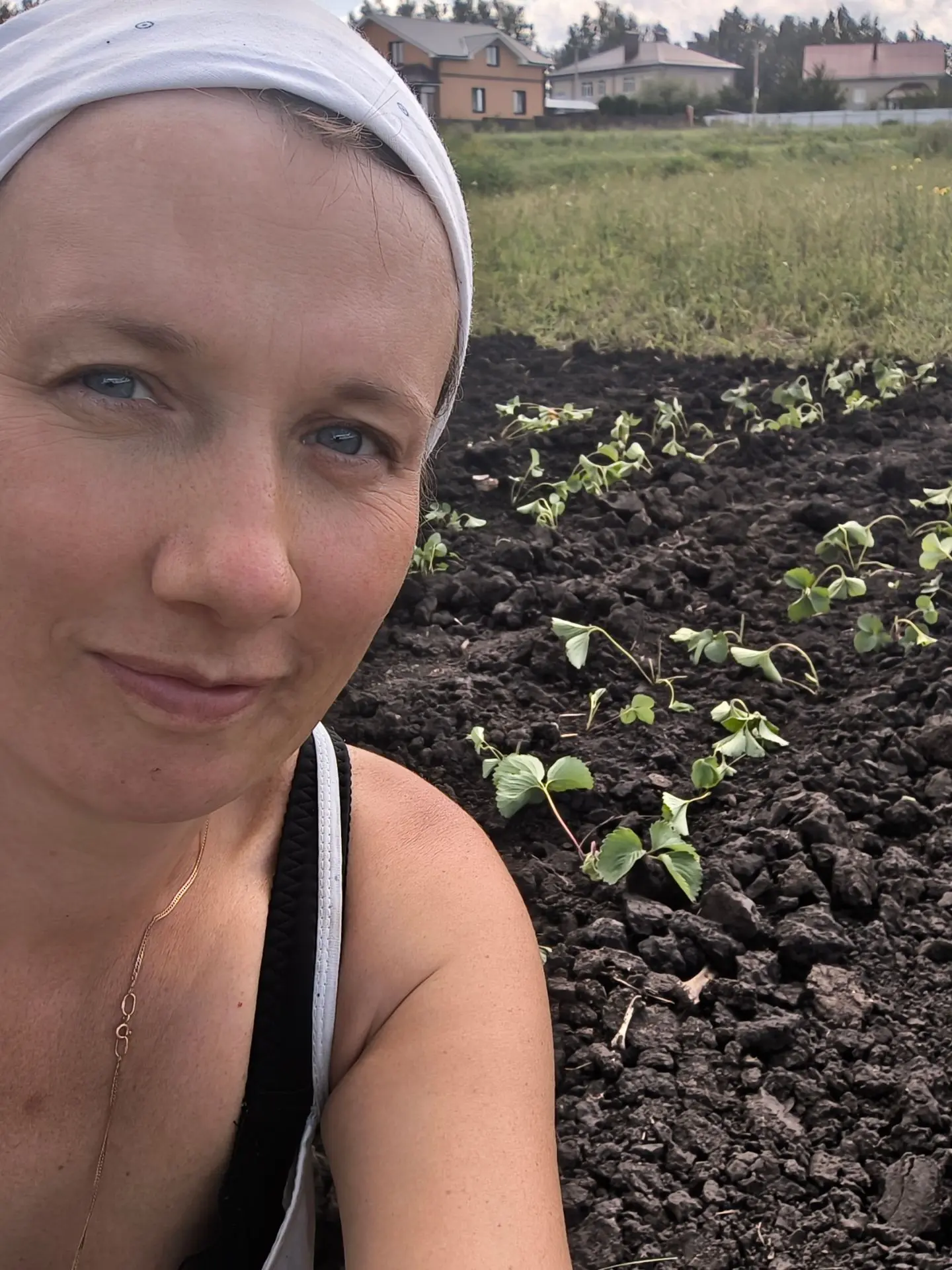 Пришла пора сажать клубнику🍓. Очень уж я ее люблю❤ Поэтому три дня из августа выделила...