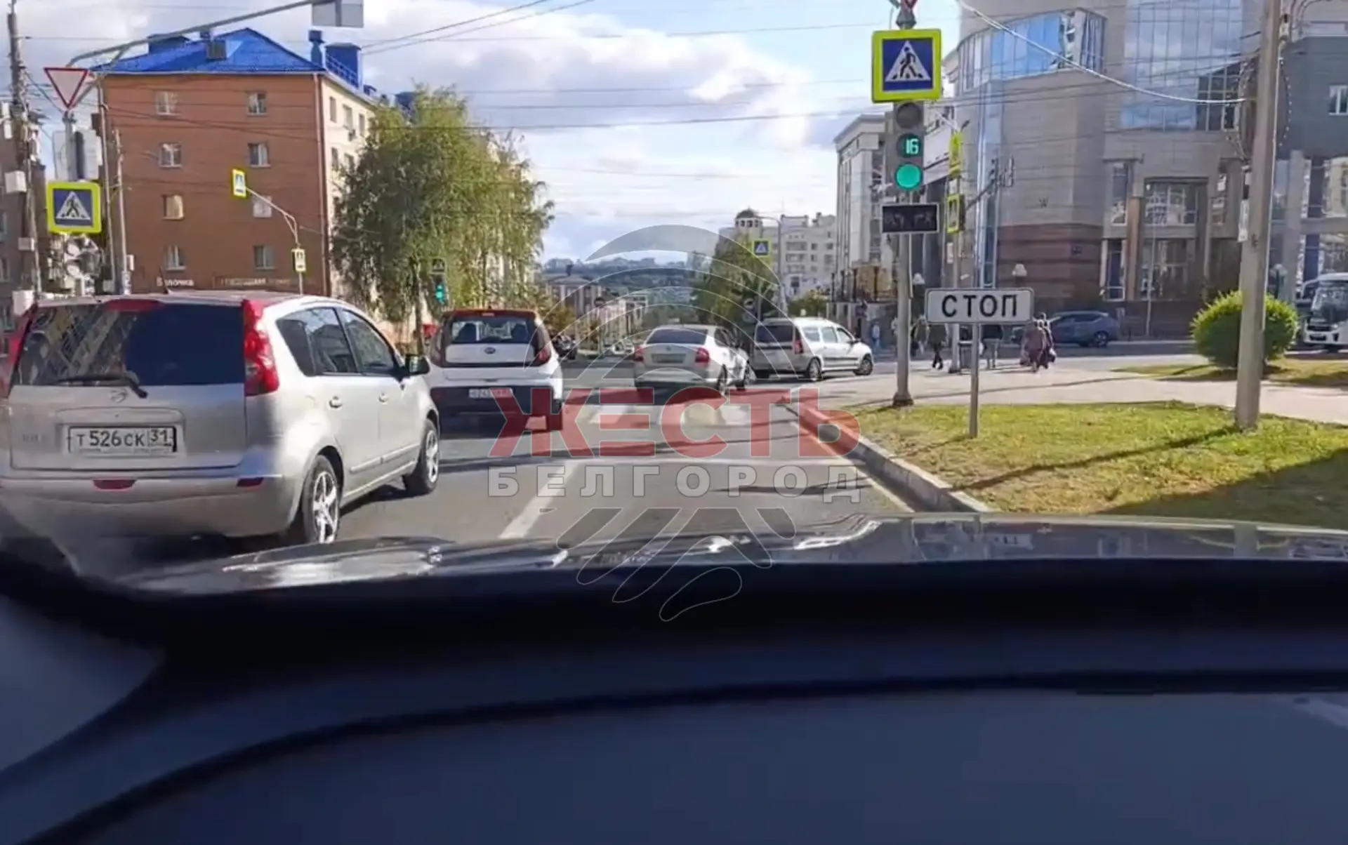 Утром на Чумичова автомобили не могут нормально выехать из-за светофора