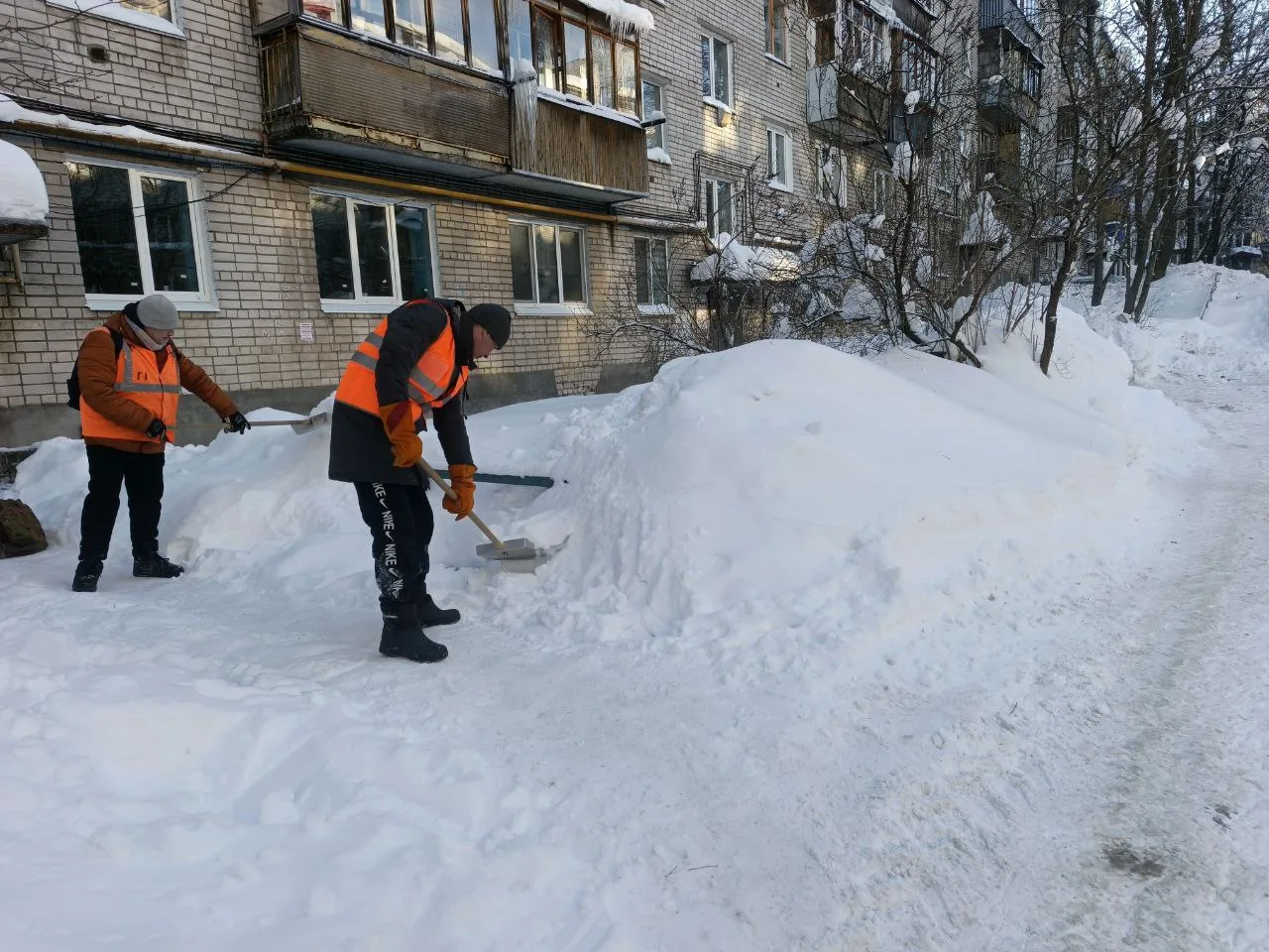 Продолжаем работать в усиленном режиме. Дворники и спецтехника задействованы на уборке придомовых те