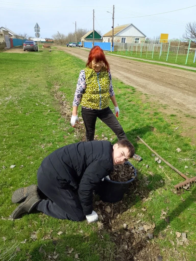 На прошлой неделе в нашей школе прошёл традиционный субботник. Ученики 2-9 классов, воо...
