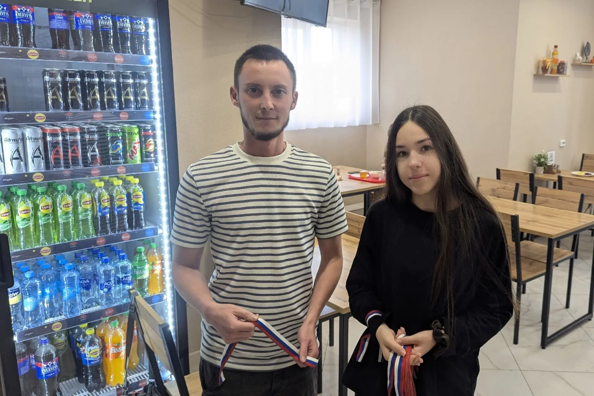 В Альшеевском районе проходит акция «Российский триколор». Волонтеры СПОК Альшей" разда...