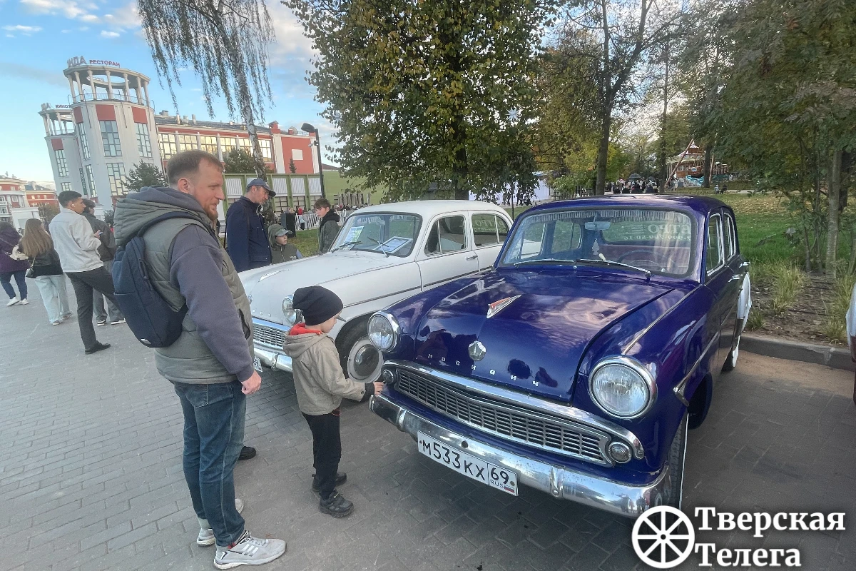 🚘 Ретроавтомобили и спецтехнику показали в Твери