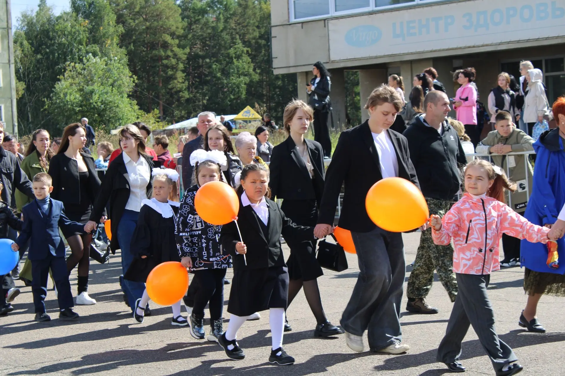 На площади Центра досуга прошла общегородская линейка, организованная в рамках проекта ...