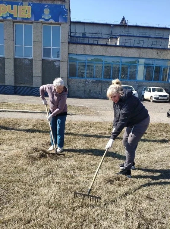 Двухмесячник по весенней уборке города продолжается  Вот так дружно вышел сегодня на уборку своей те