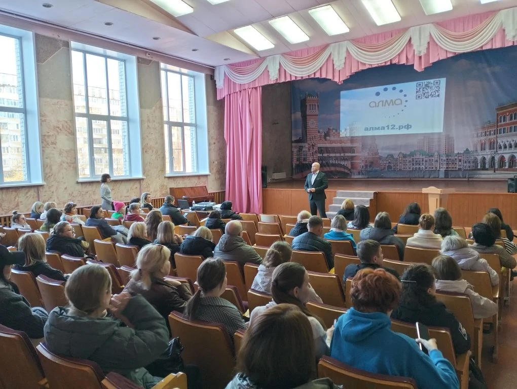 22 апреля в 18:00 в актовом зале лицея состоялось родительское собрание на тему: «Деструктивное пове