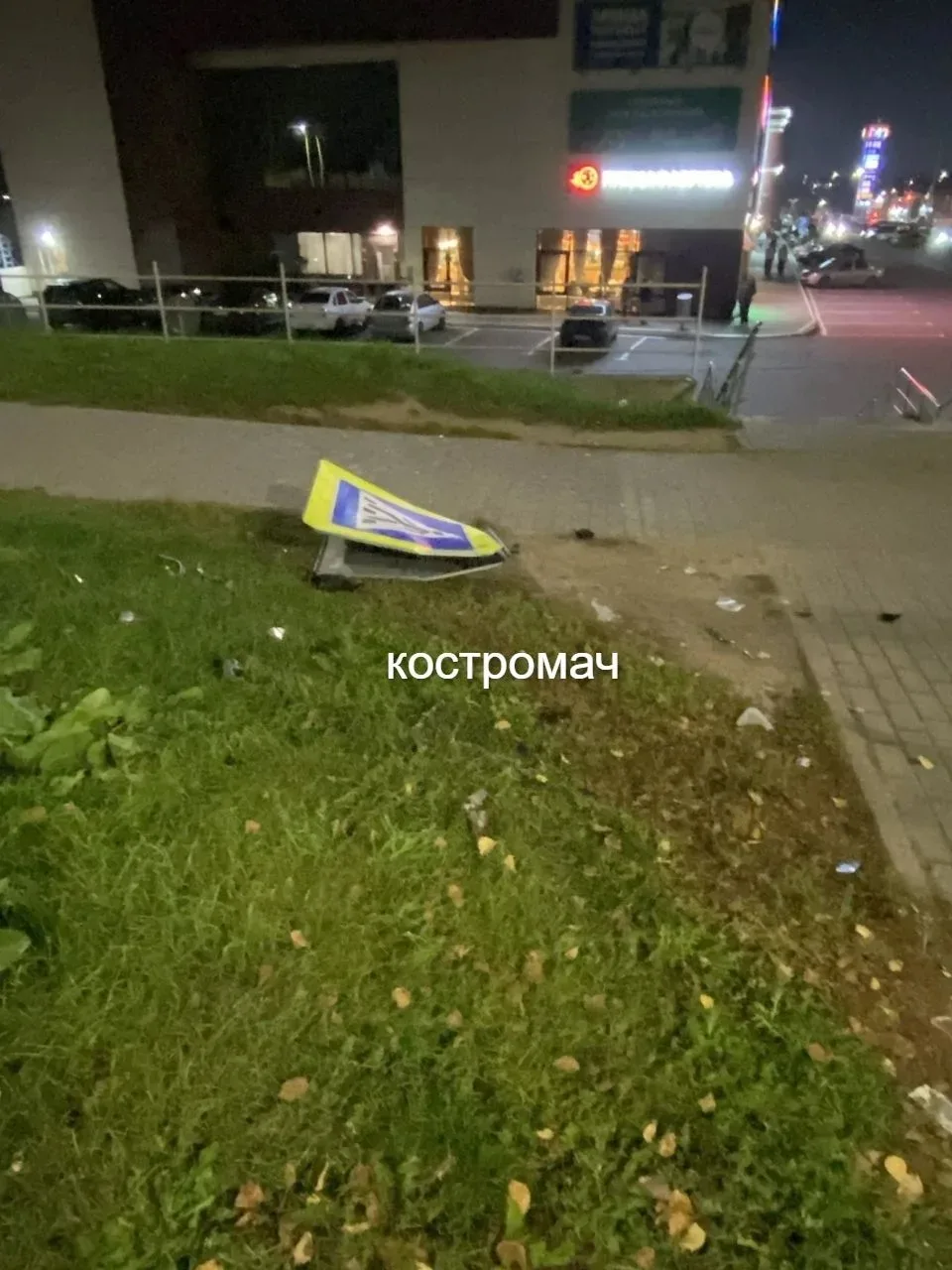 У рио машина снесла знак пешедного перехода