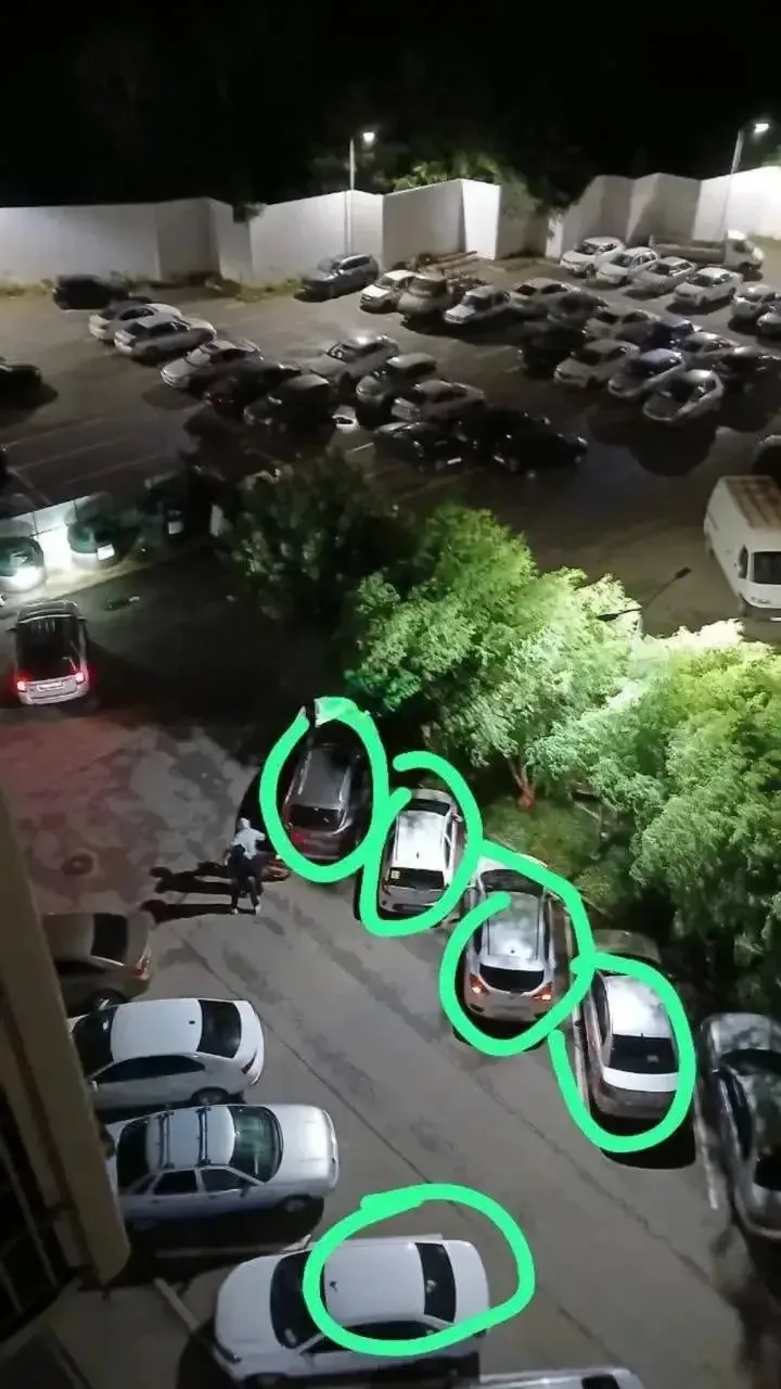 🌀😡Подростки на мопеде повредили несколько машин на Заполярной