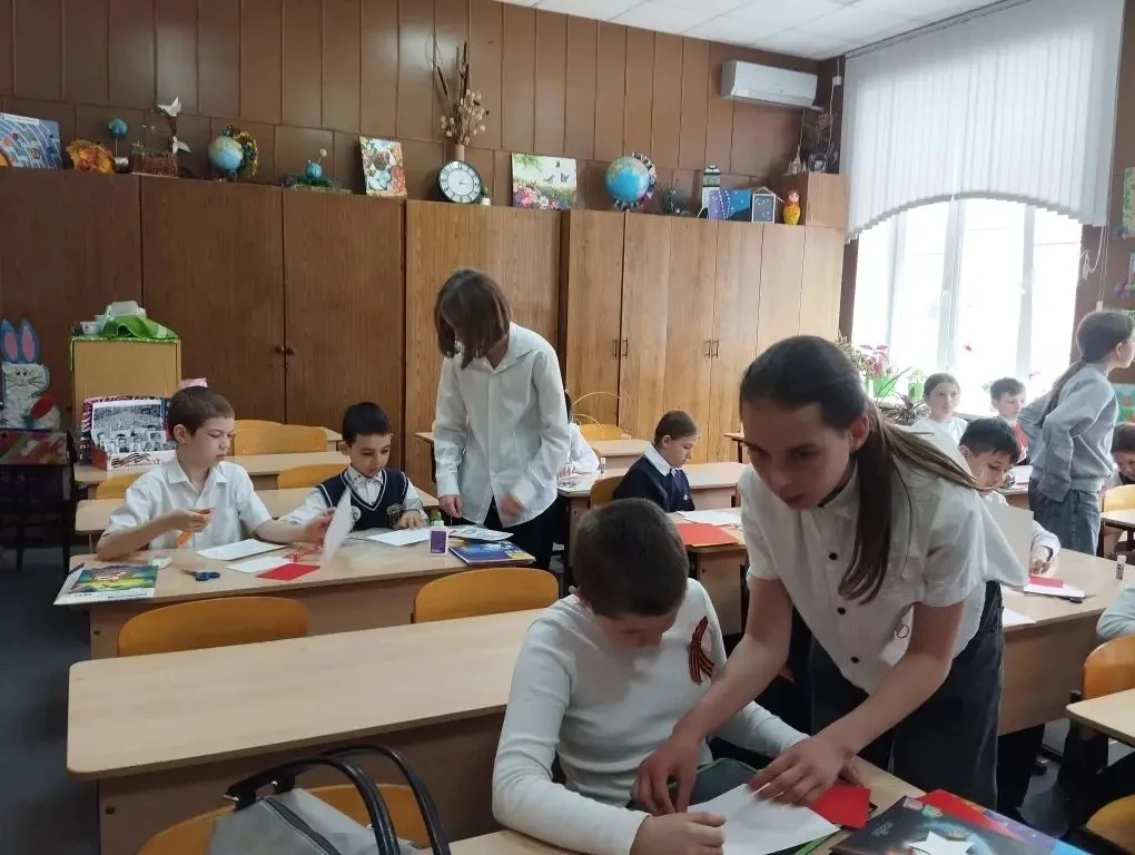 🕊 Творческая мастерская ко Дню Победы  🇷🇺Ученики начальной школы стали участниками патриотических ма