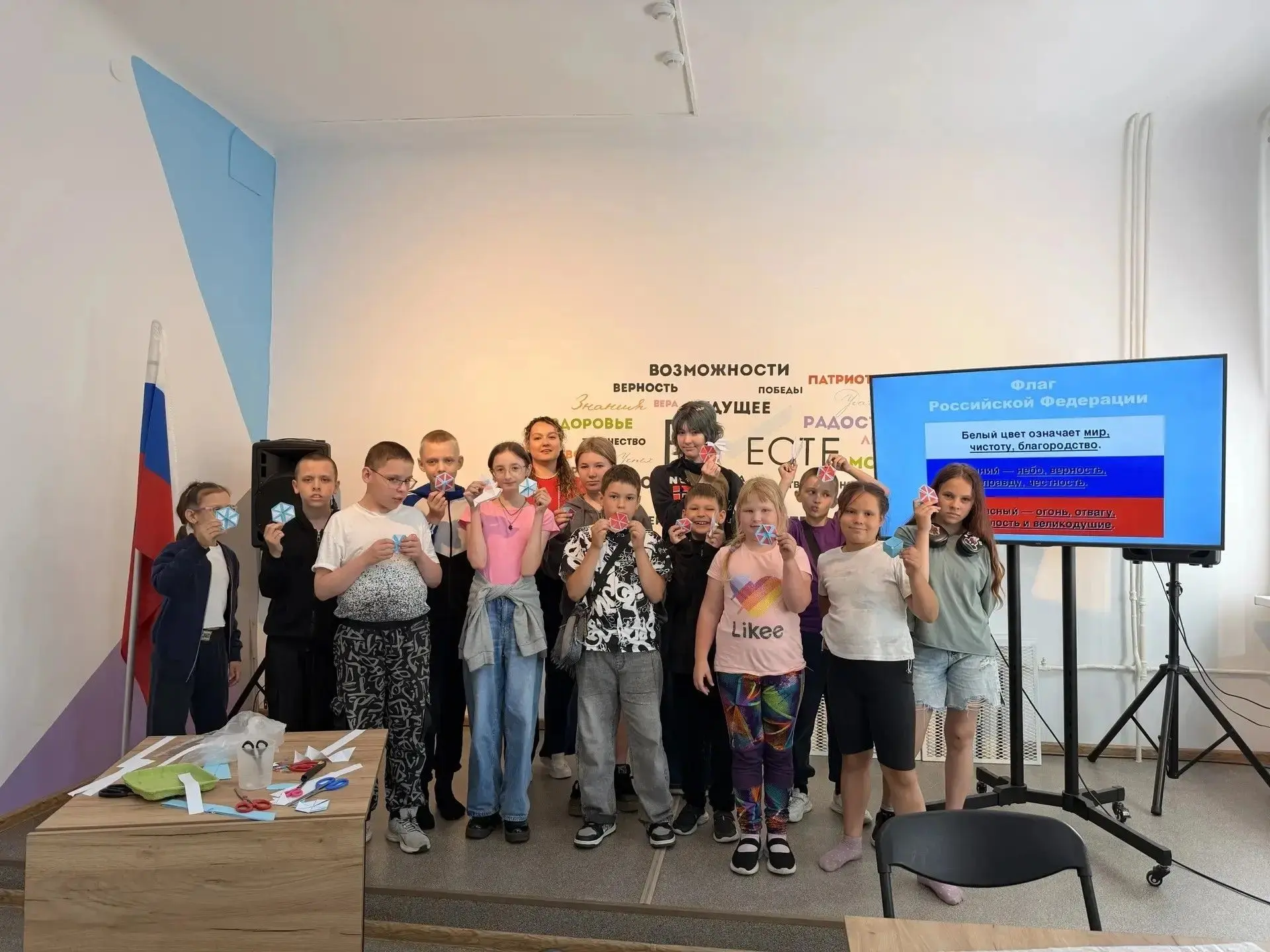 Мастер-класс ко Дню России: «Волшебная открытка»🇷🇺

В честь Дня России педагоги Центра дополнитель