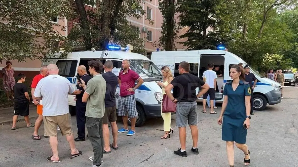 На месте ночного пожара в Ворошиловском районе Ростова начала работу мобильная приемная...