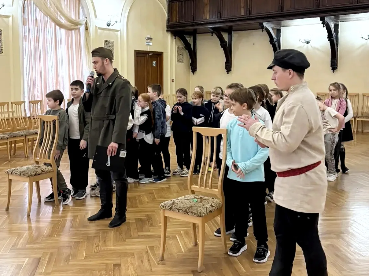 Ребята из 2 «А» класса на время забыли про уроки и отправились на выполнение важного задания! В библ