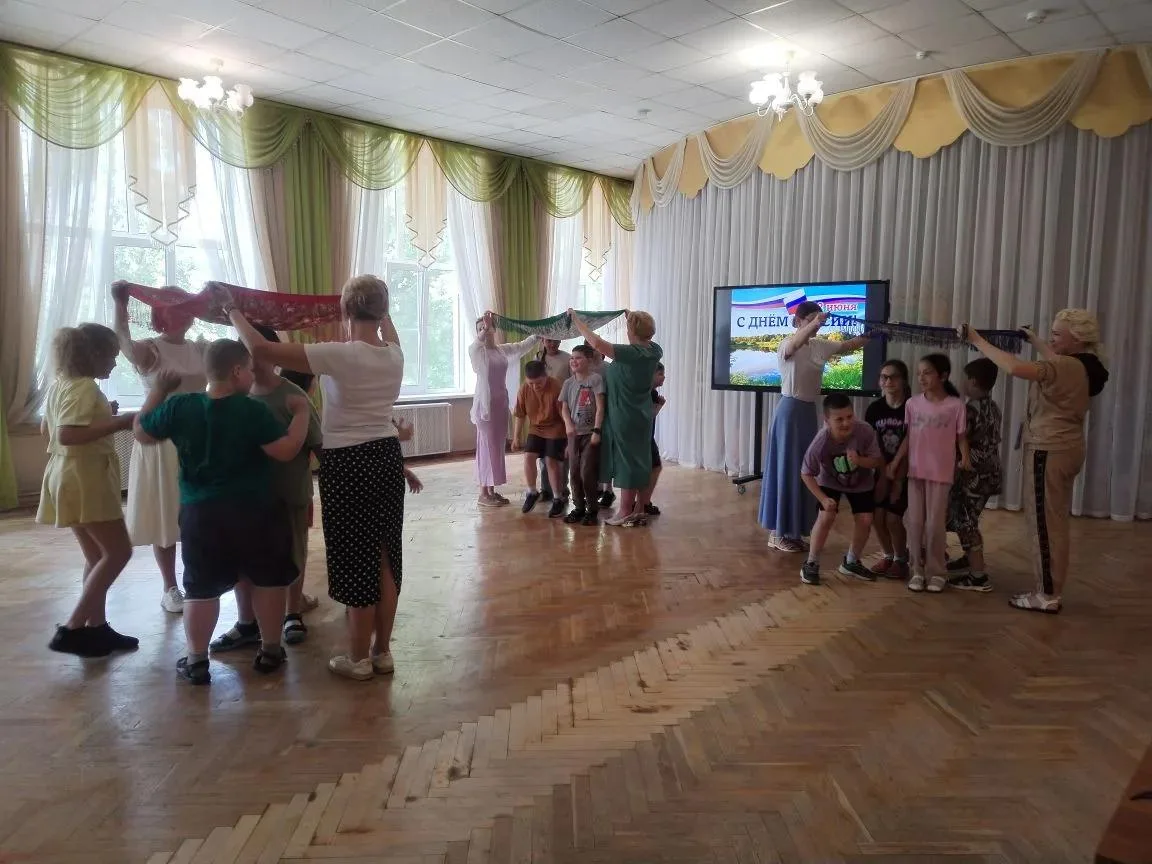 🎉 В преддверии Дня России в пришкольном лагере «Радуга» прошло яркое и душевное мероприятие! 🇷🇺


