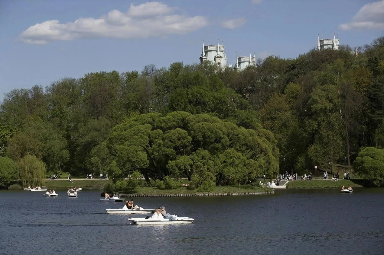 🛶Водные прогулки на катамаране и лодке  📍Царицыно  ⏰с 10:00 до 21:00; кассы закрываются в 20:00  В Ц