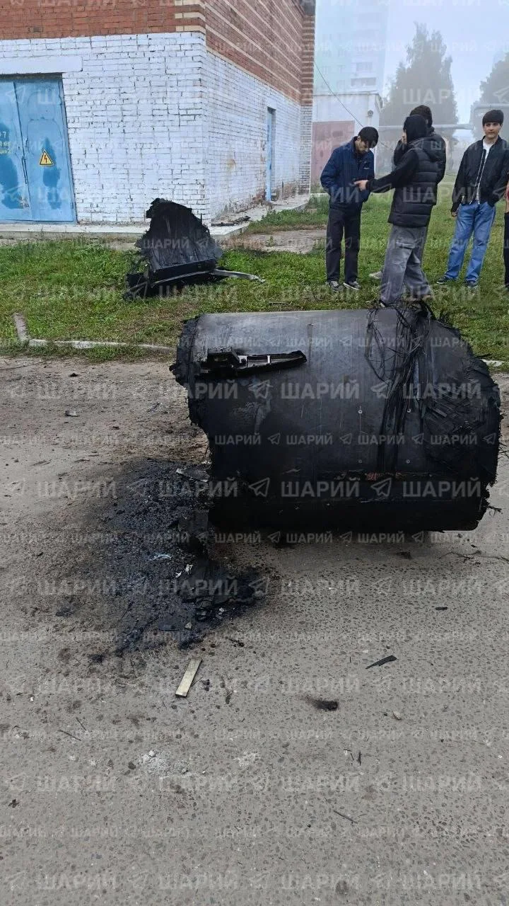 Остатки сбитой ракеты «Фламинго» где-то в Ленинском округе Московской области.