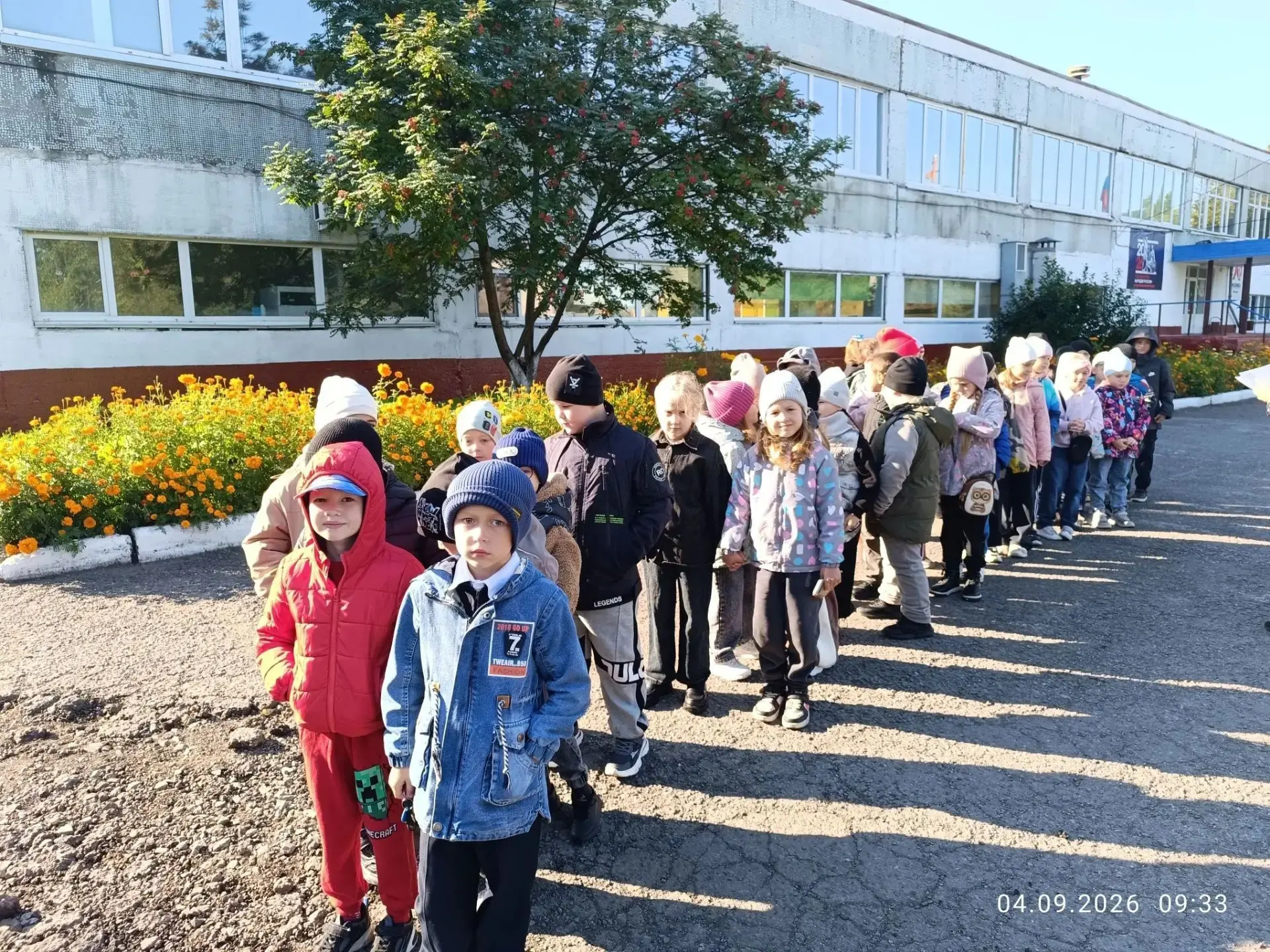 Сегодня наши первоклассники отправились в свою первую школьную экскурсию! Тема прогулки...
